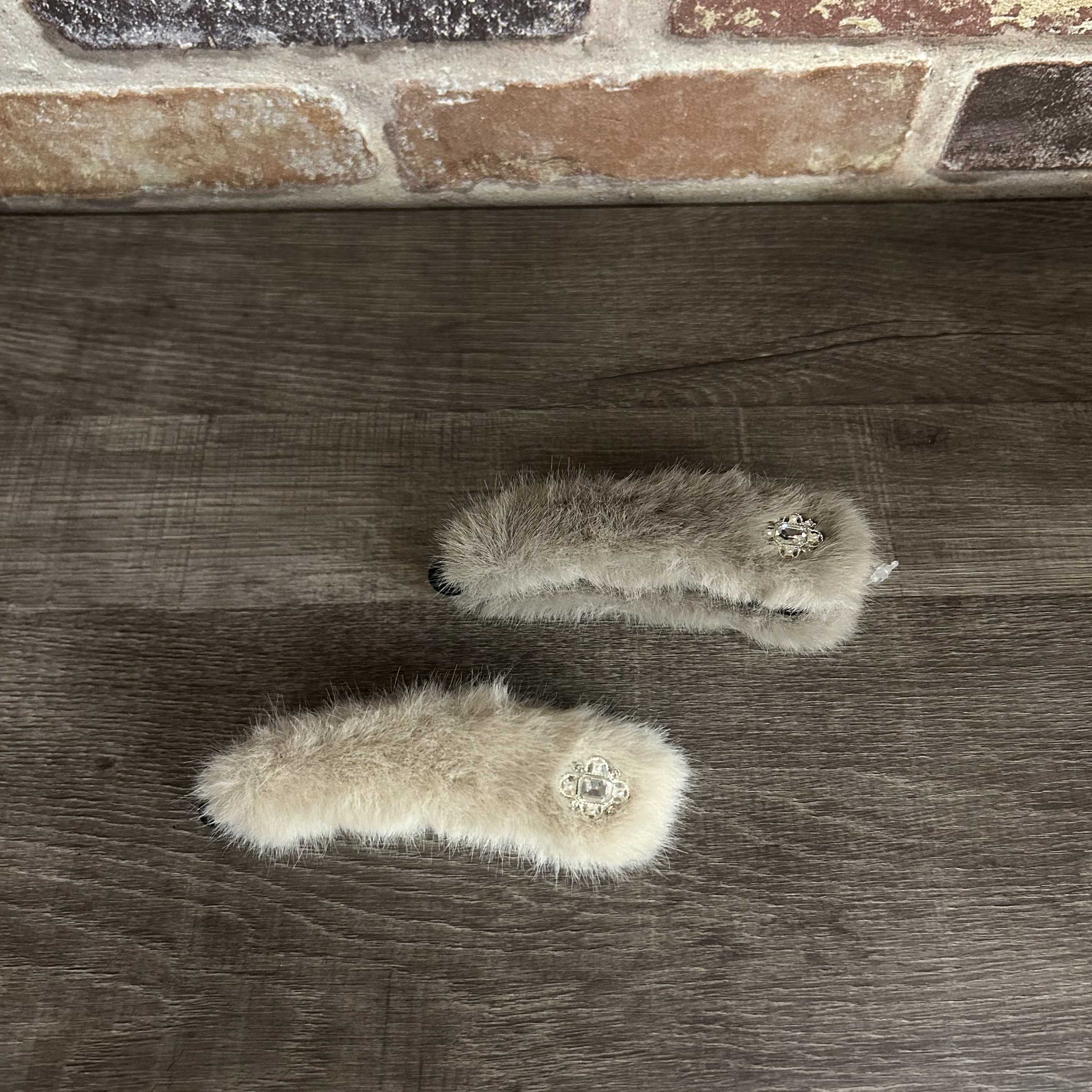 イメージ：ビジュー付きファーバナナクリップ