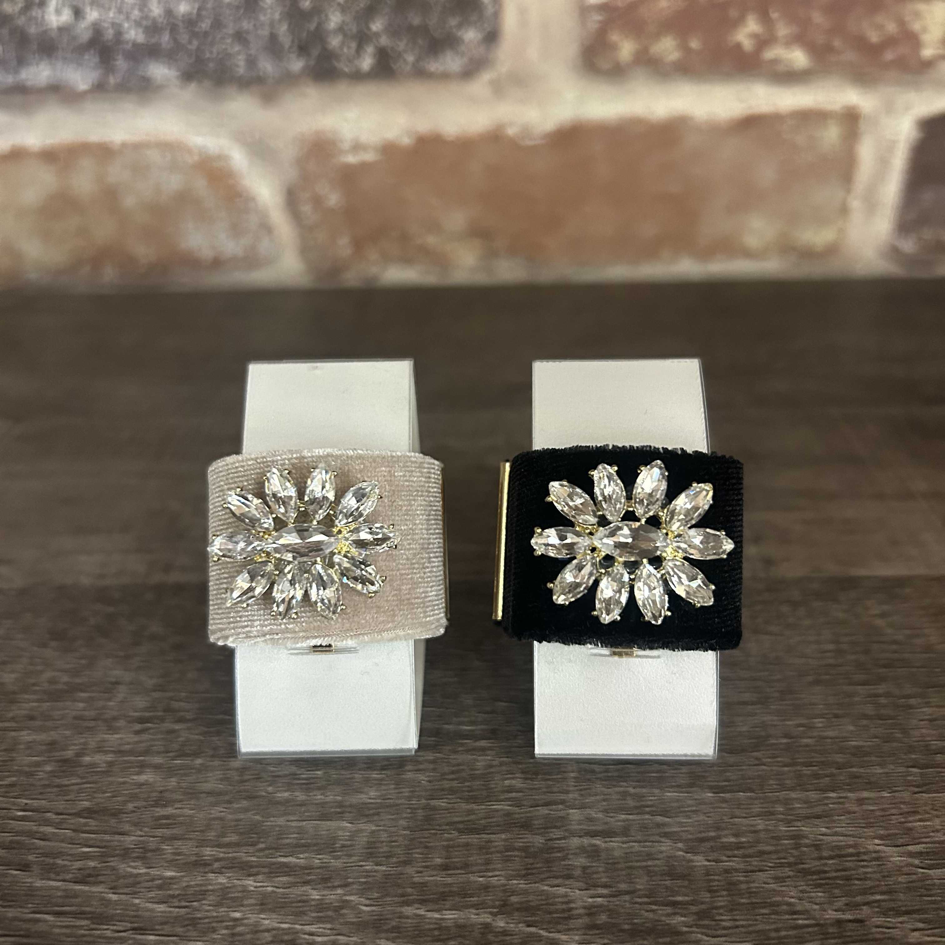 イメージ：ビジューベロアロールカフ