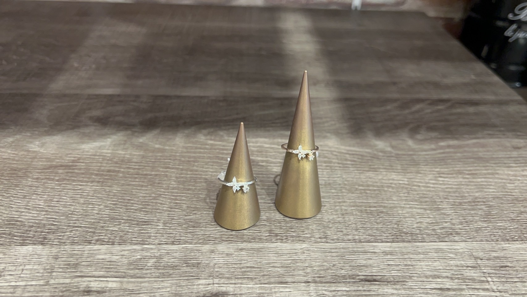 イメージ：チャーム付きフラワーリング