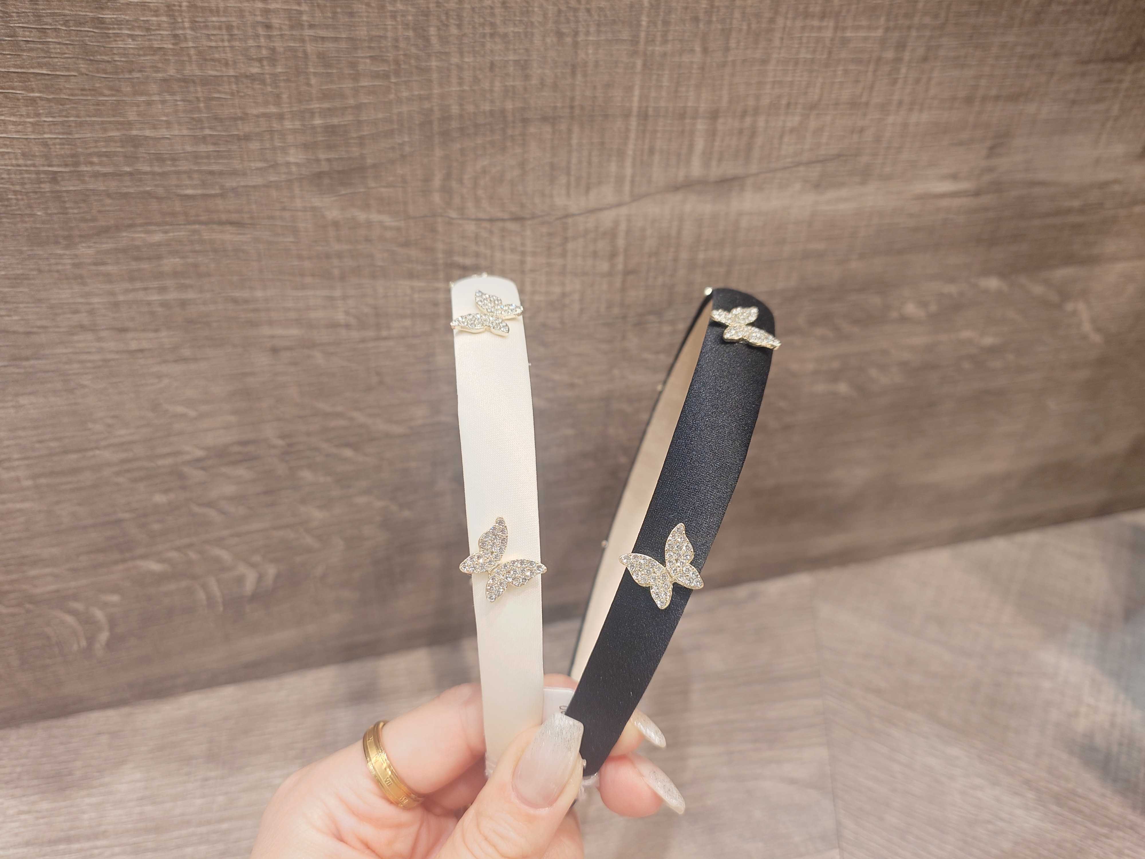 イメージ：ビジューバタフライサテンカチューシャ