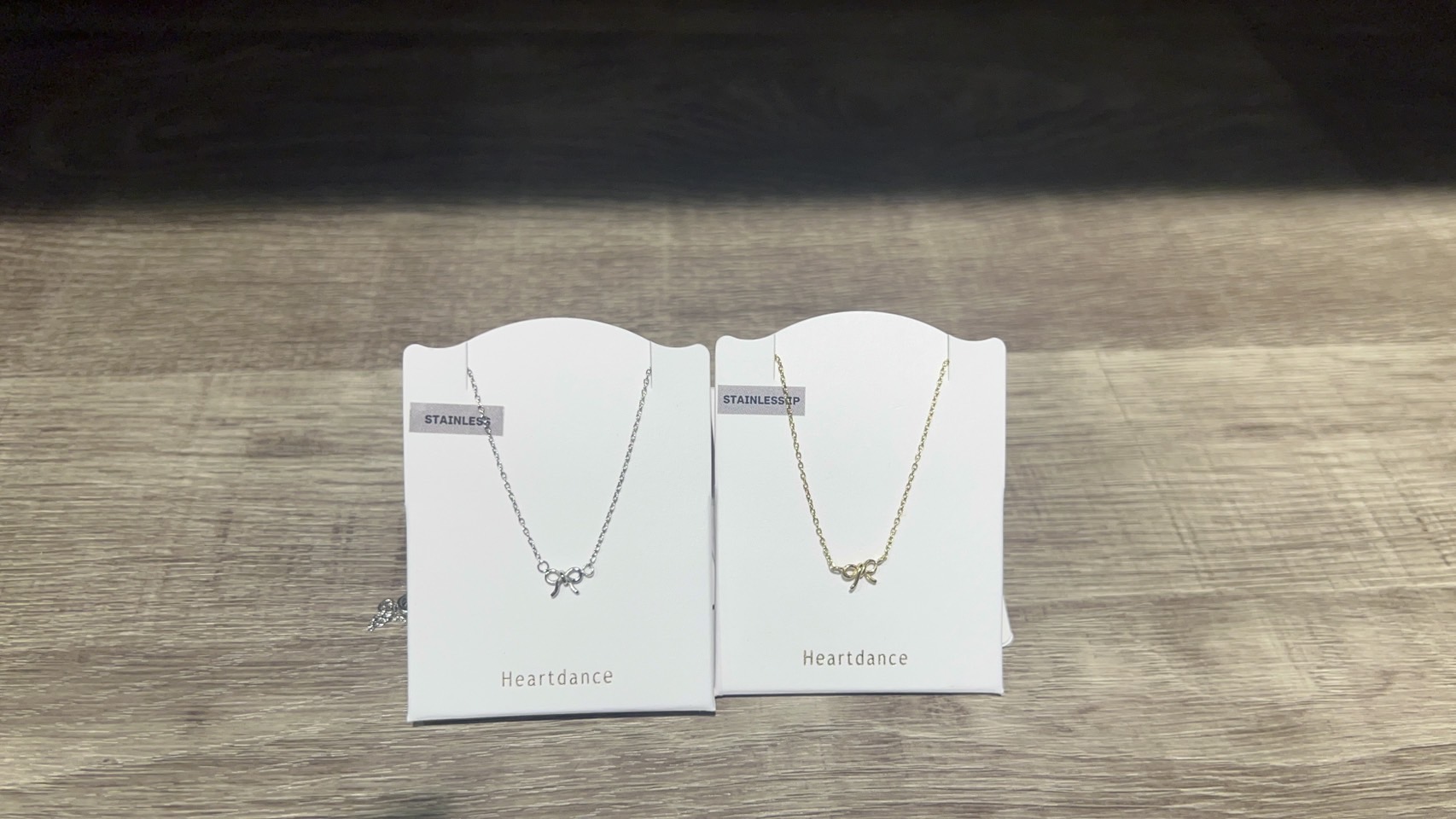 イメージ：ステンレスリボンネックレス