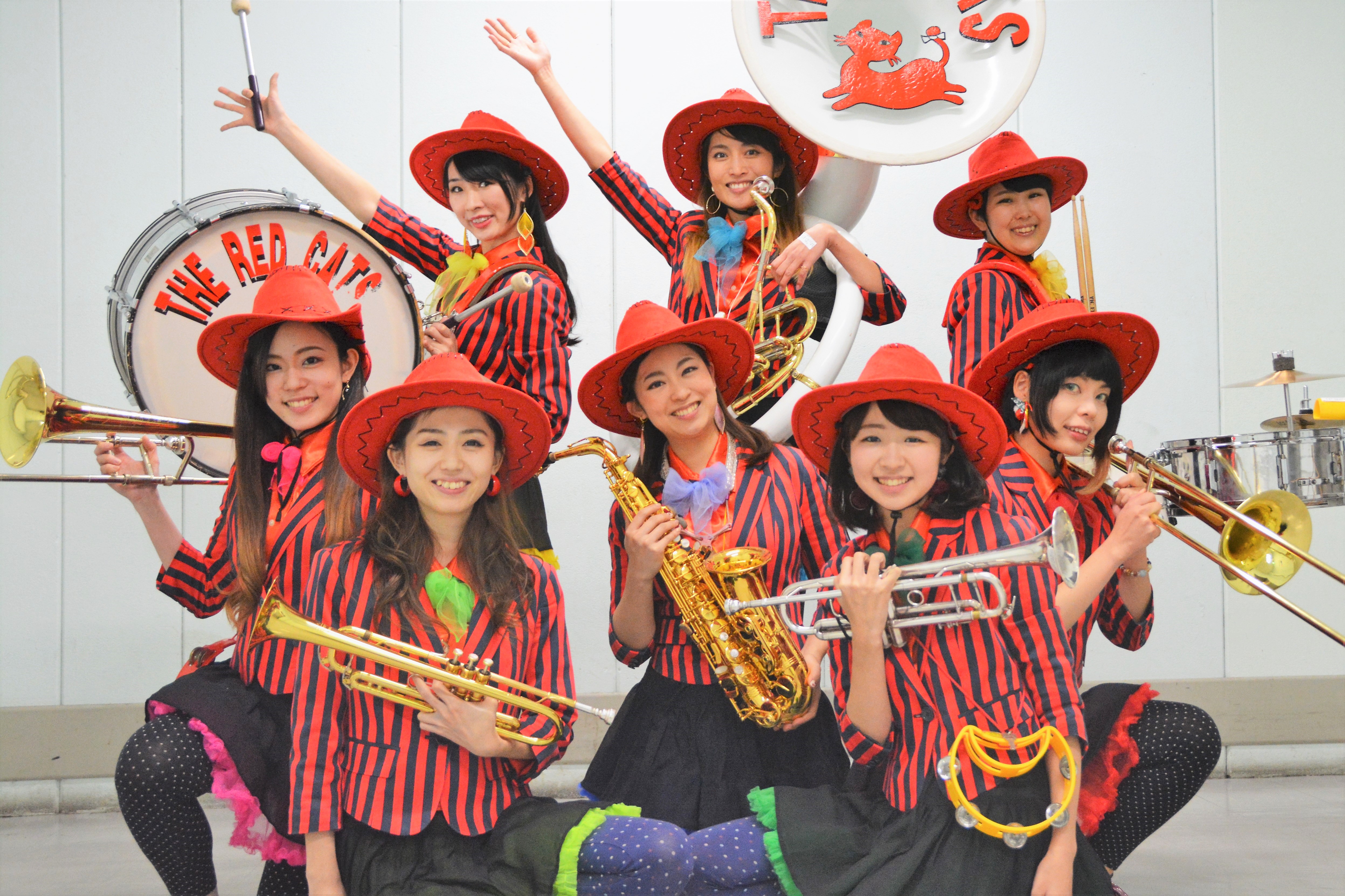 女子踊るブラスバンド「THE RED CATS」新春ハッピーパレード