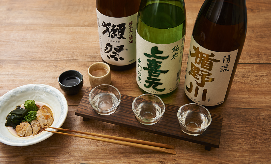 夜はリーズナブルに日本酒を楽しめる「うどん居酒屋」。日本各種の美味しい日本酒をご用意！