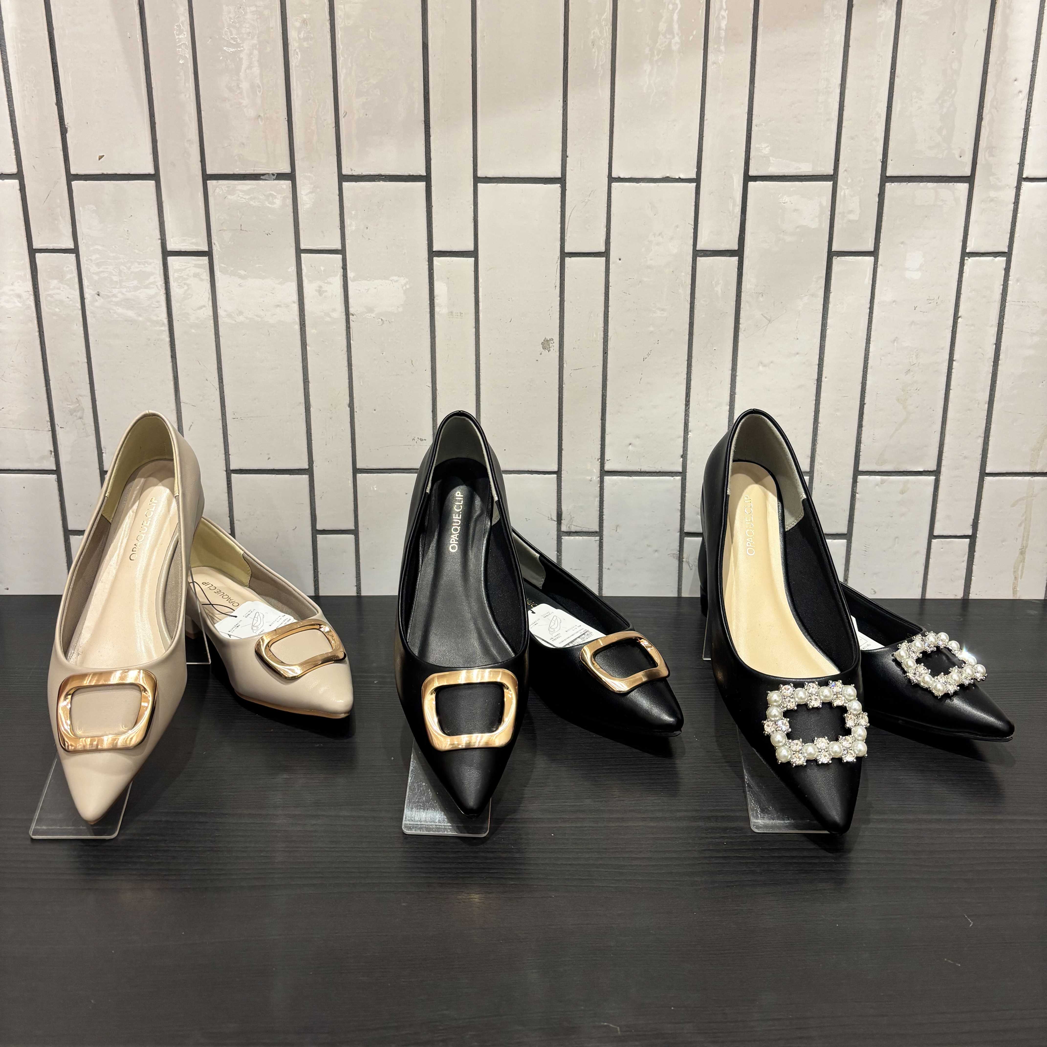 イメージ：バックル付きパンプス