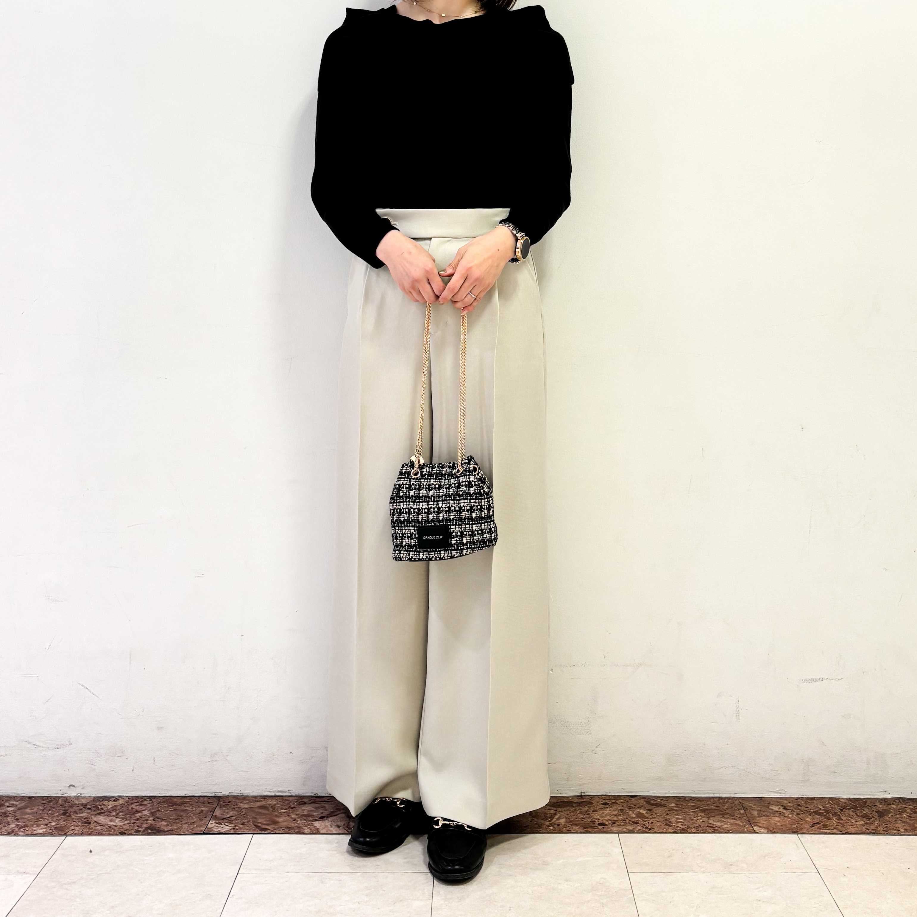 イメージ：オフショルダーニット