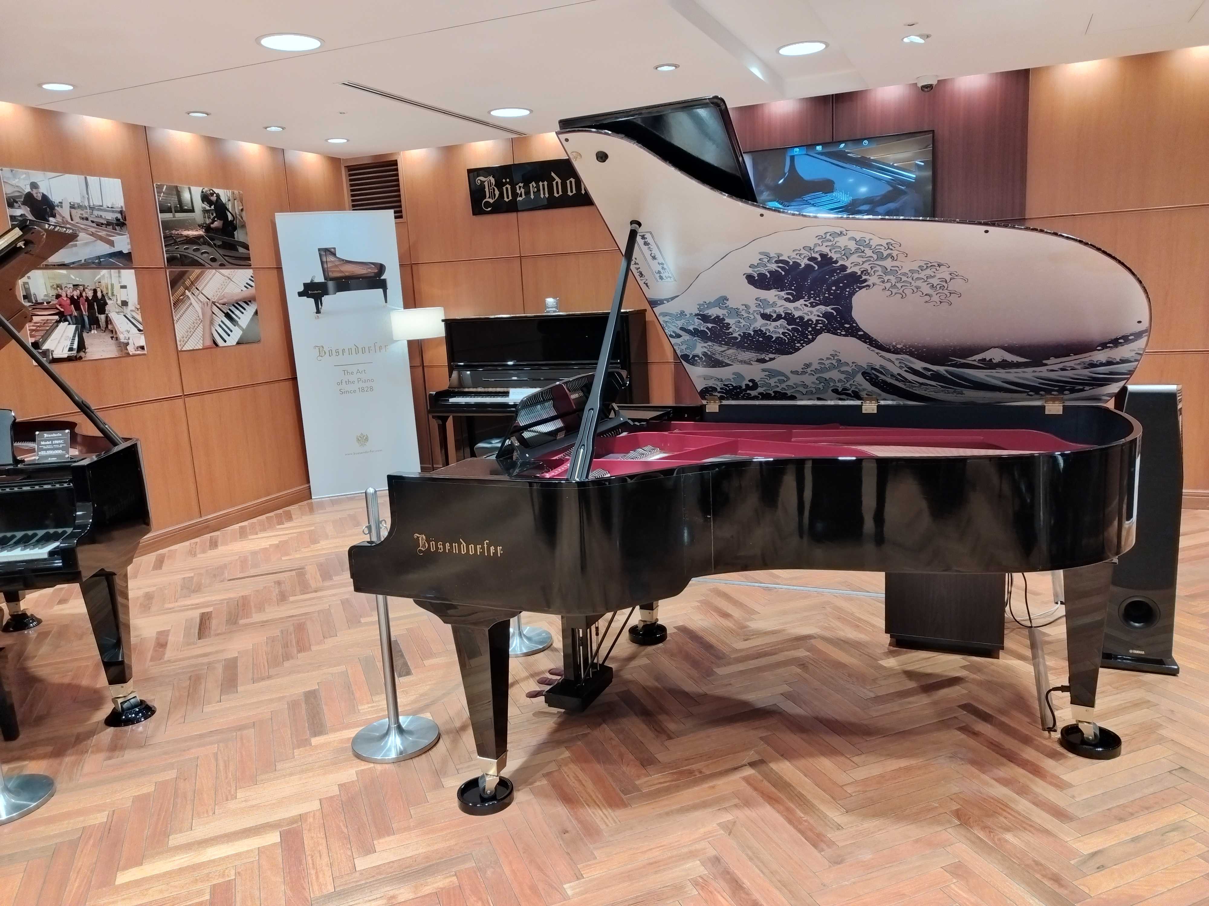 イメージ：銀座本店にすごいピアノが展示されています！！