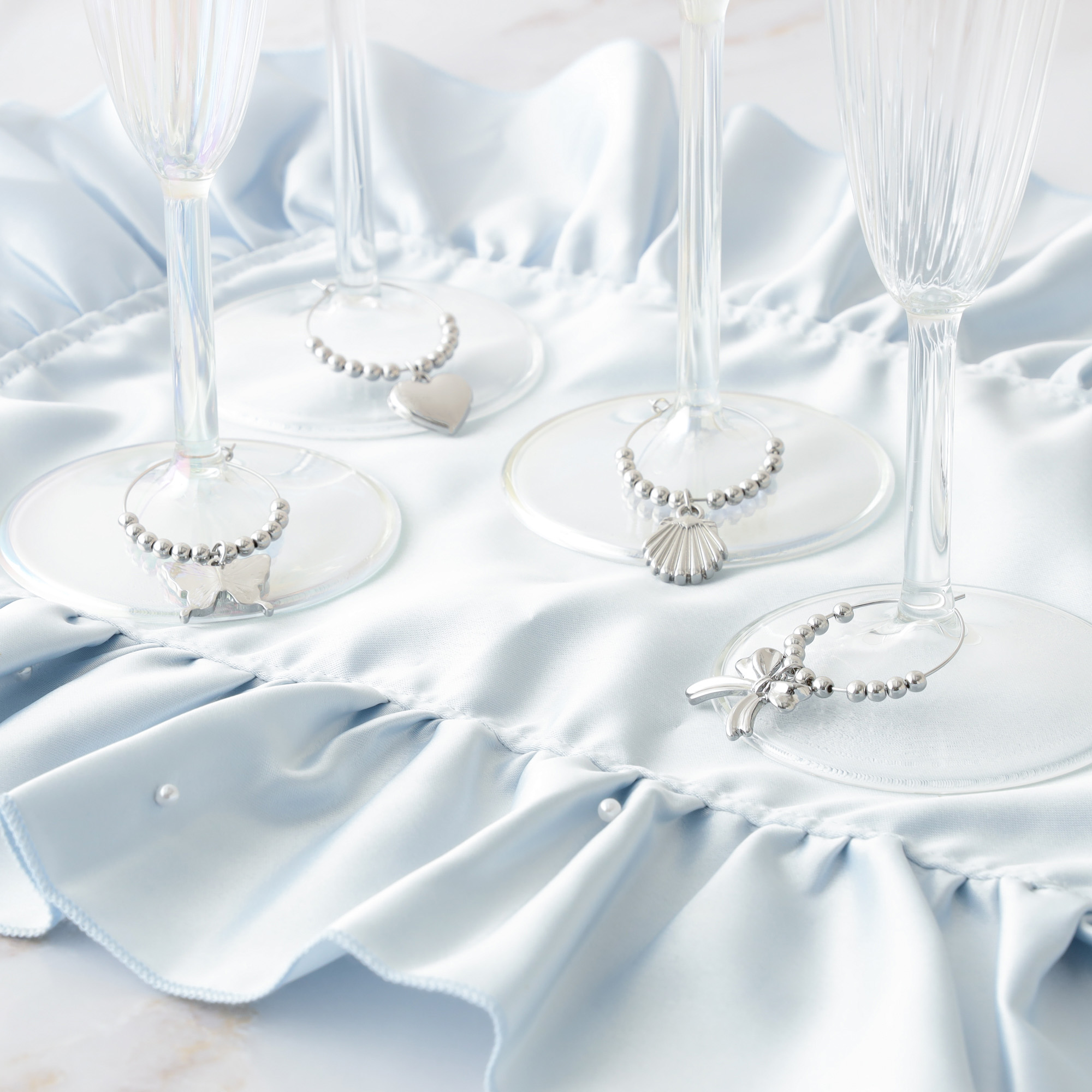 イメージ：グラスの目印につけられる、チャーム付きのグラスマーカー