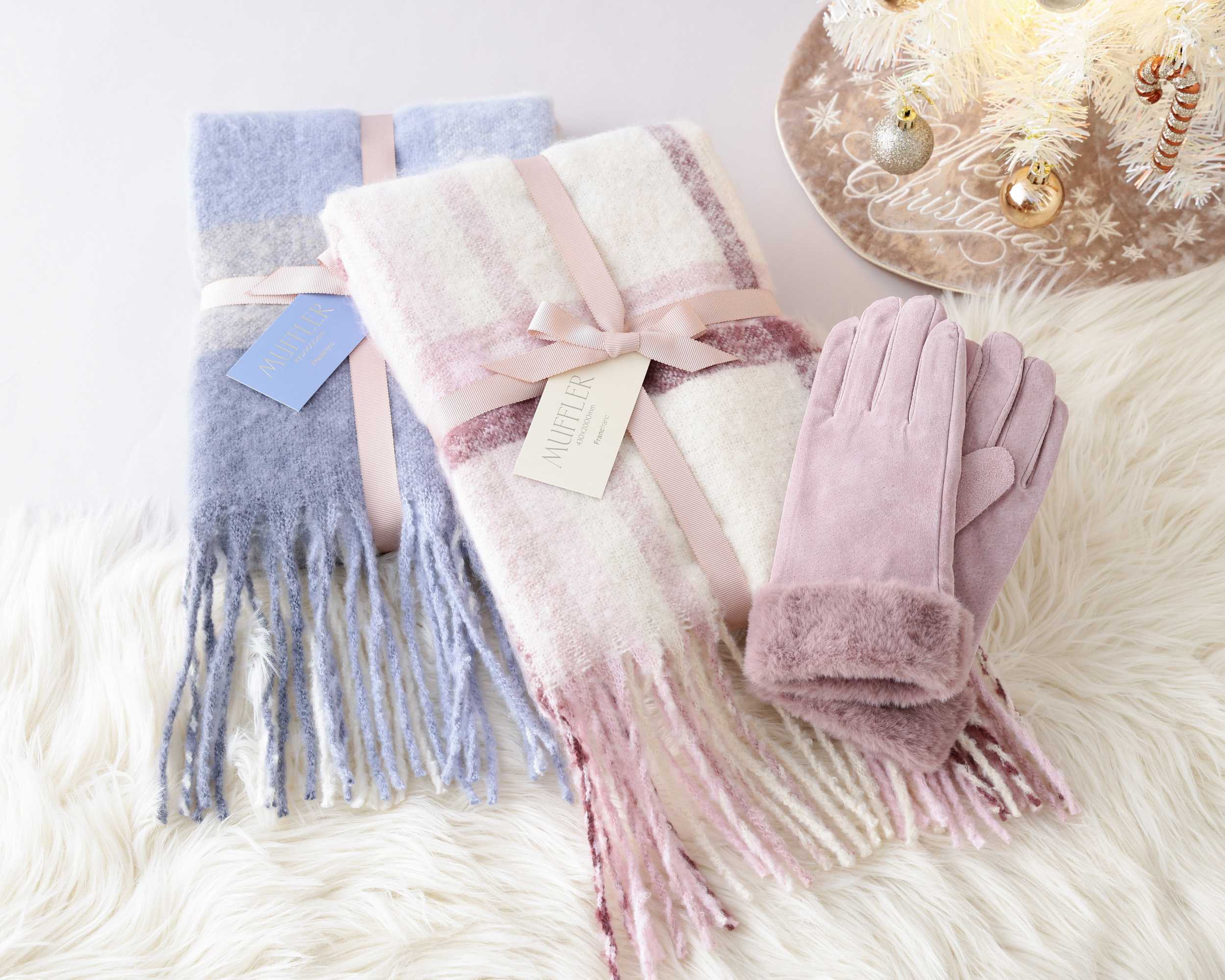 イメージ：冬のお出かけ時のマストアイテム！マフラーとグローブ