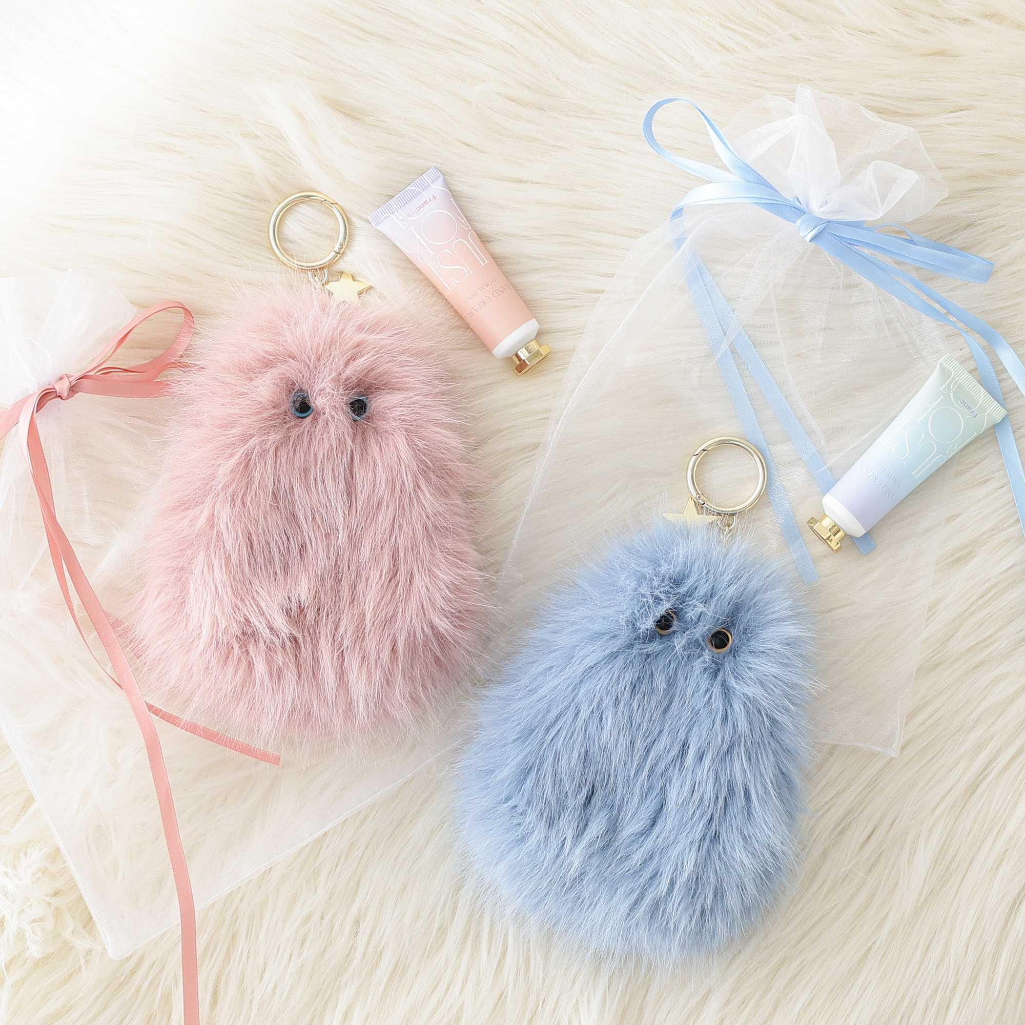 イメージ：愛らしいキャラクターチャームと、ハンドクリームのギフトセット