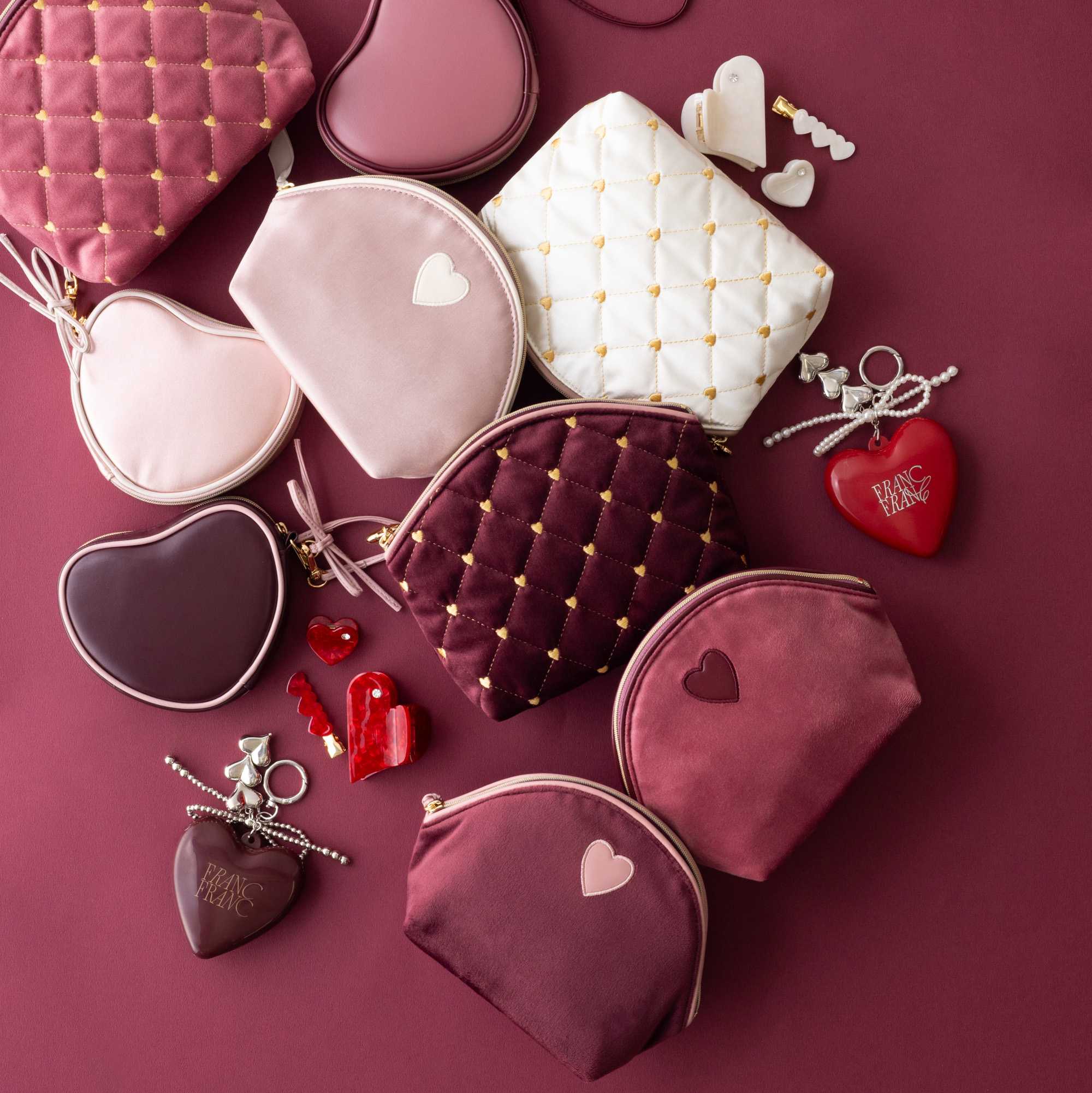 イメージ：ハート型のワッペンがかわいらしいポーチを展開中(^^♪