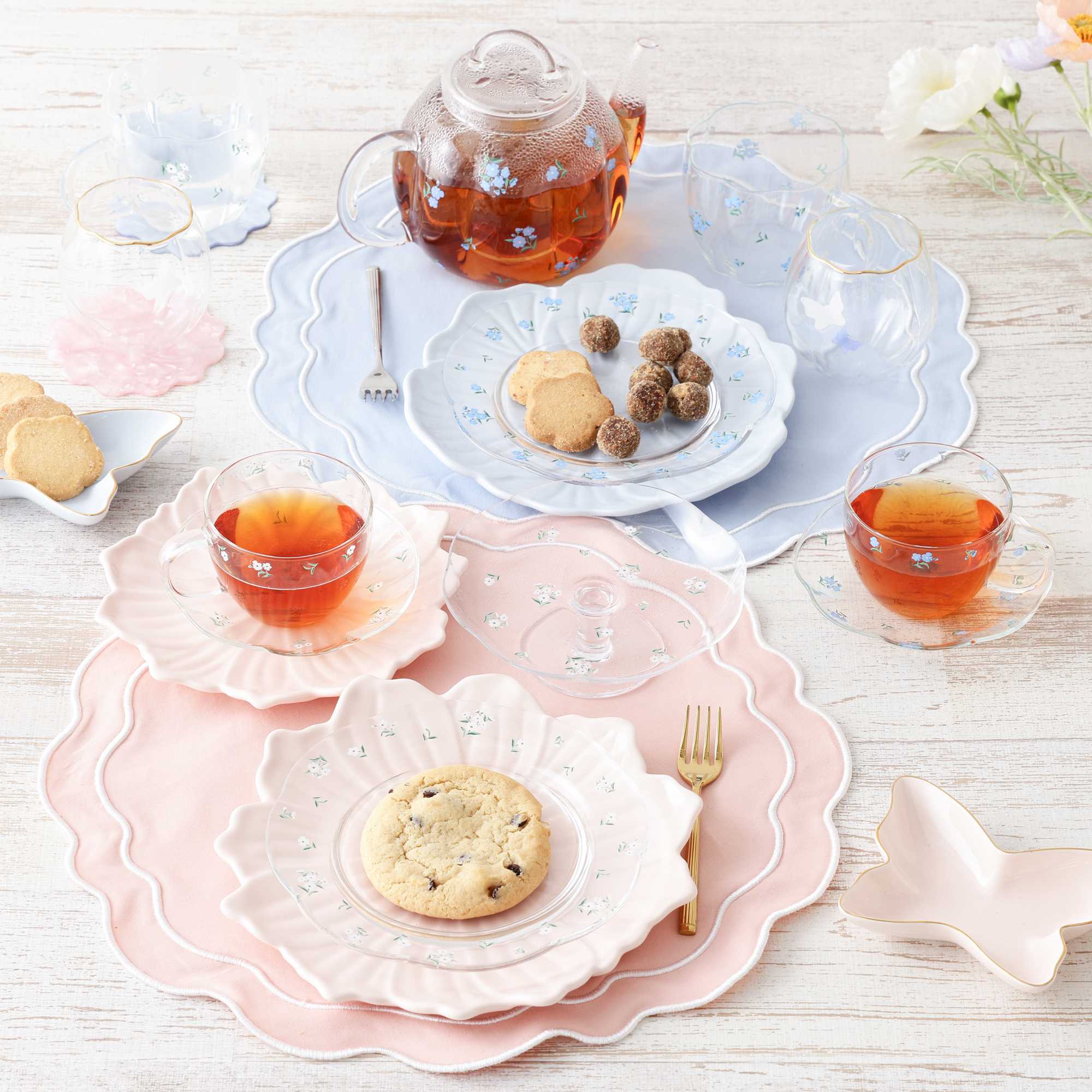 イメージ：小花柄とクリアなガラスを合わせた、トレンド感のあるテーブルウェアシリーズ