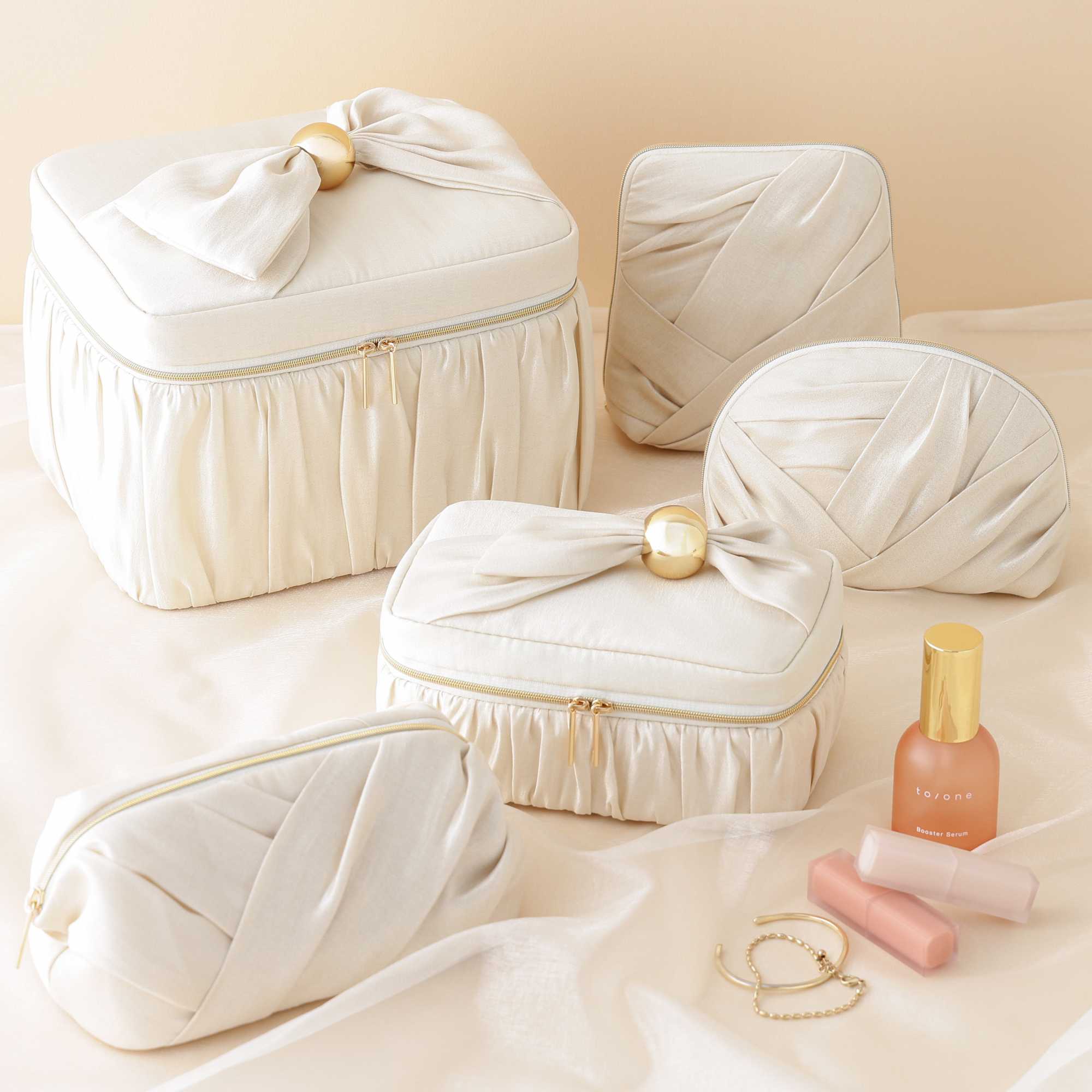 イメージ：つぼみのようなギャザーのデザインがエレガントな、ポーチシリーズをご紹介