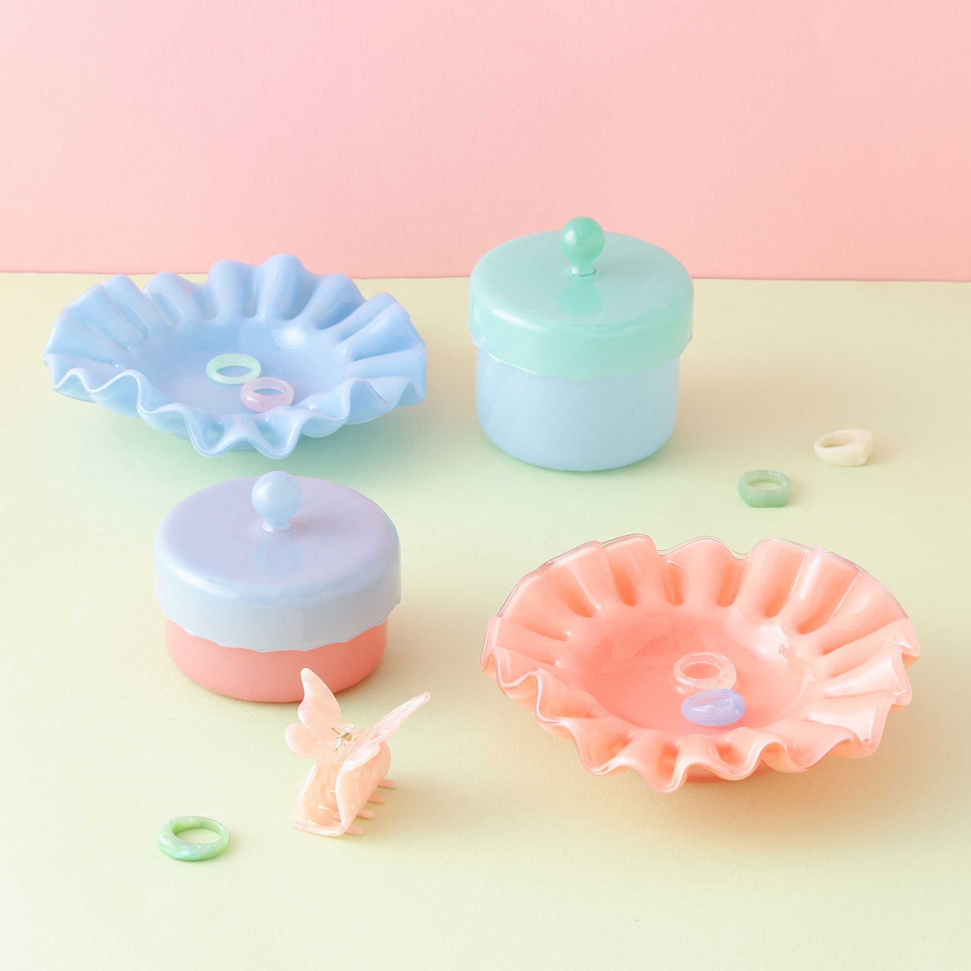 イメージ：ポップなピンクとブルーを基調とした、キャニスターとトレイをご紹介します☆