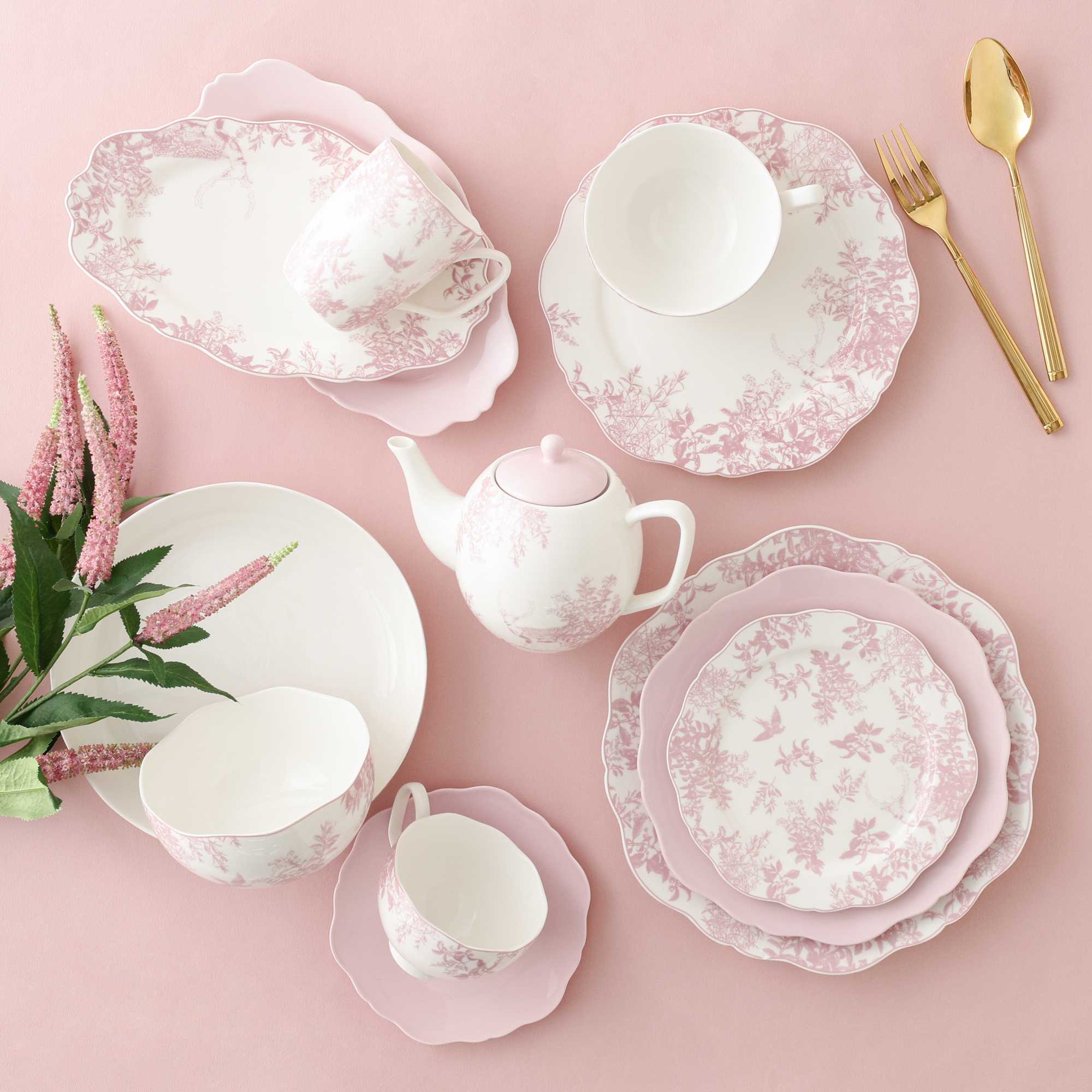 イメージ：クラシカルで上品なトワルドジュイ柄のテーブルウェアシリーズです(^^♪