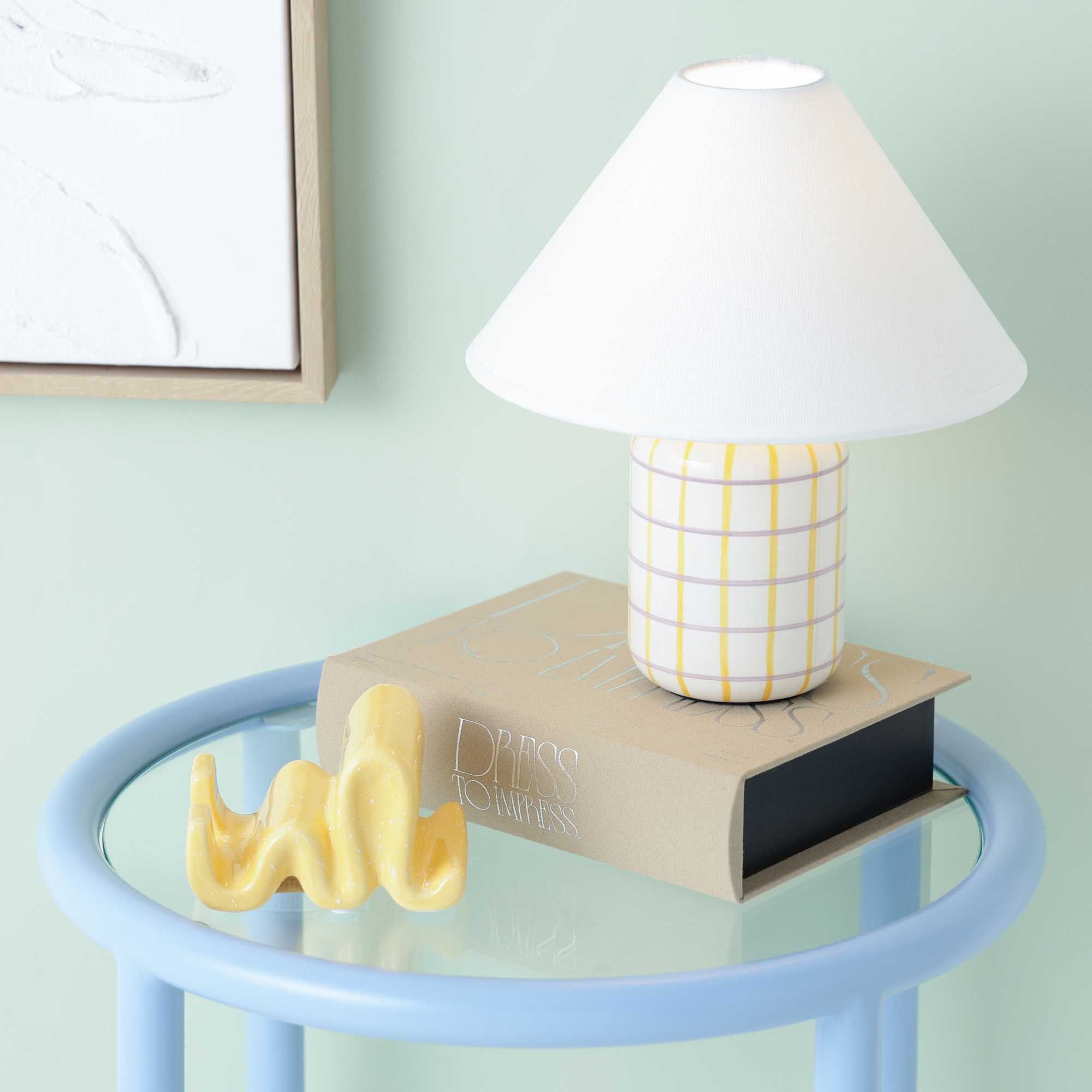 イメージ：ペイントで描かれた格子柄がおしゃれなテーブルランプ